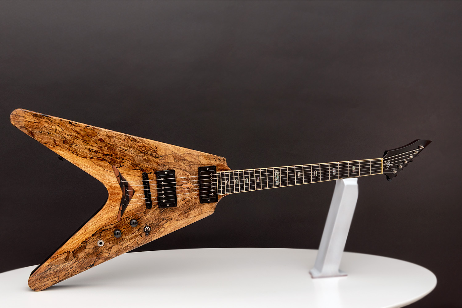 This is a custom guitar, built by a well-known luthier, Augustin Cristian Apostol (@ Avatar2100). Her name is Razor
