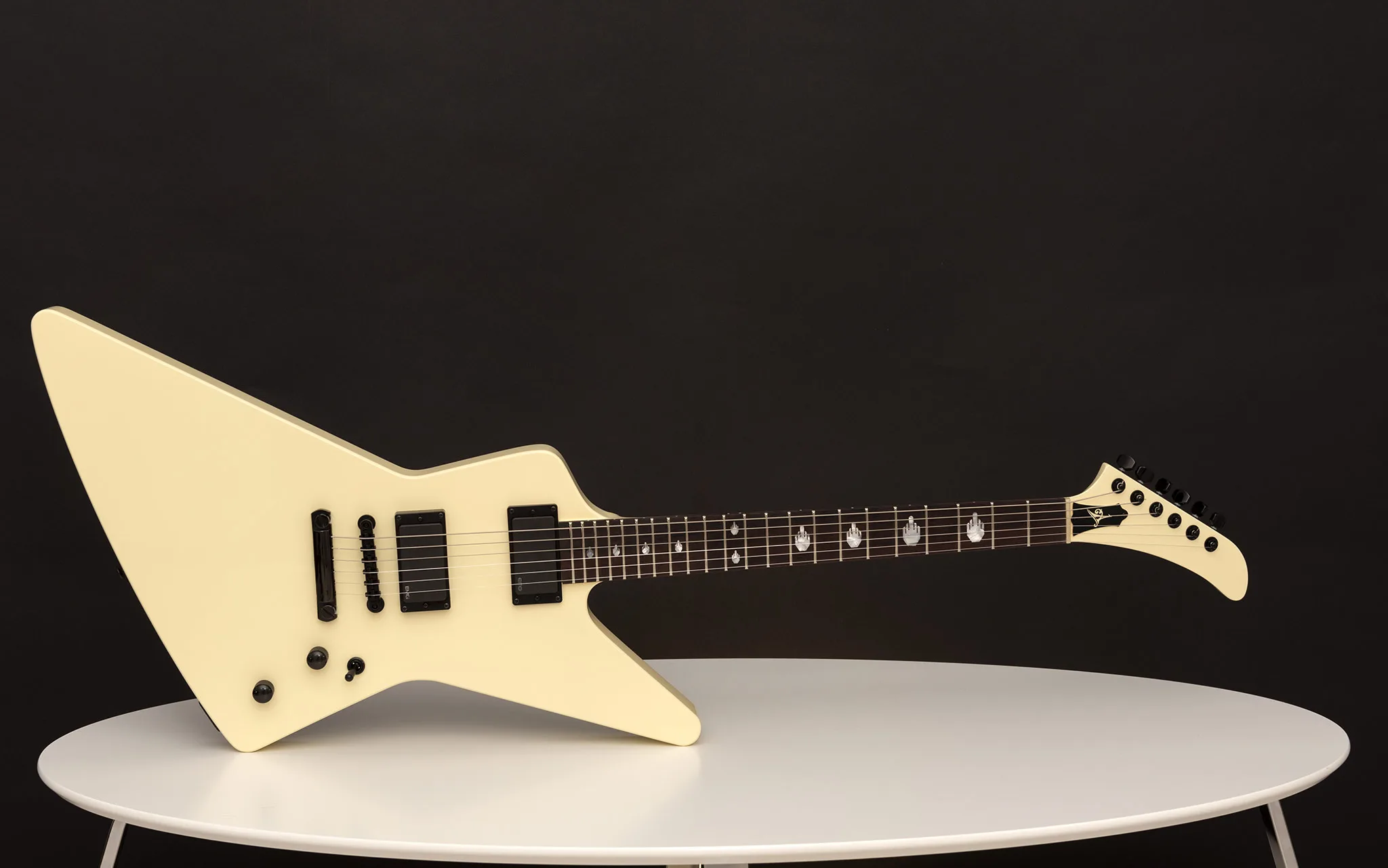 Antonio MX220 EET FUK. This guitar was built by Augustin Cristian Apostol a guitar builder with over 15 years of experience, specializing in custom guitars.